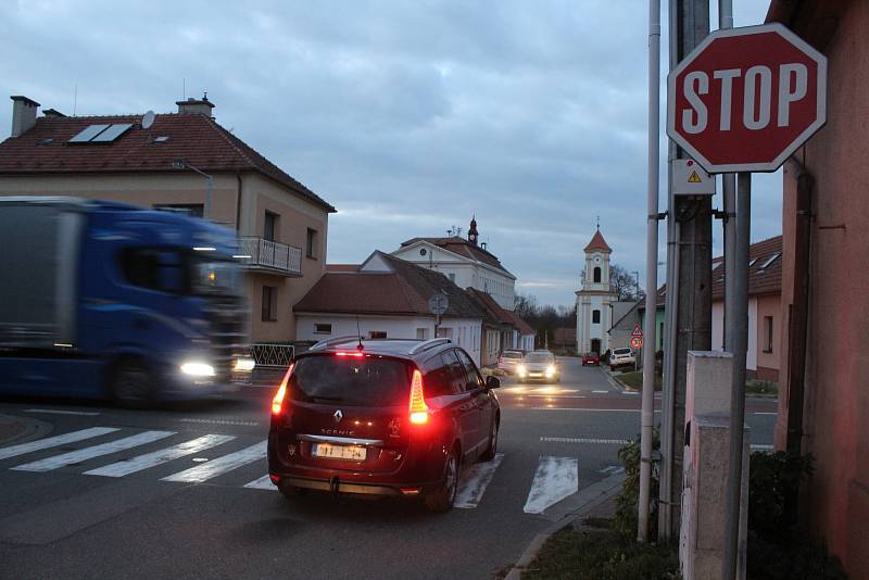 Místo pro možné umístění semaforů k přechodům pro chodce přes silnici I/55 ve Strážnici.