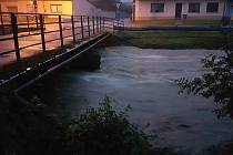 Řeka Velička si v obci Veliká v noci vynutila vyhlášení třetího povodňového stupně. Foto: HZS JMK