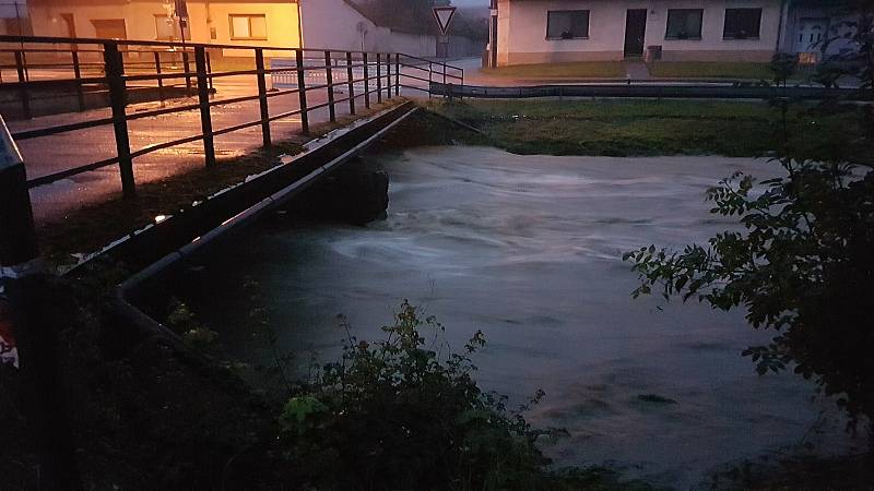 Řeka Velička si v obci Veliká v noci vynutila vyhlášení třetího povodňového stupně. Foto: HZS JMK