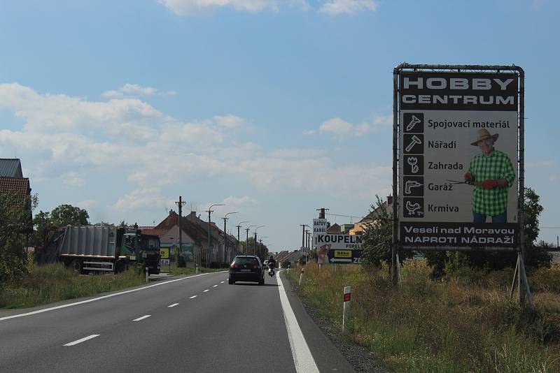 Billboardy před Veselí nad Moravou na silnici I/55.