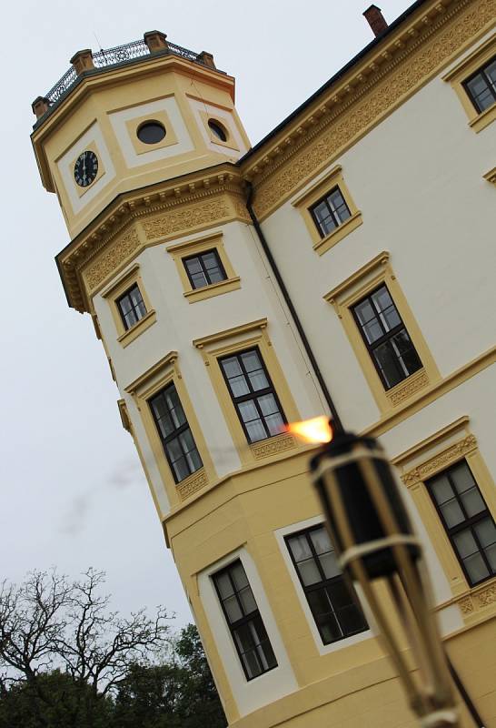 Na zámku ve Strážnici se poprvé odehrála muzejní noc. Návštěvníkům se představily skupiny historického šermu i tance. Objednaní hosté vyrazili na scénickou prohlídku, která přiblížila historii zámku.