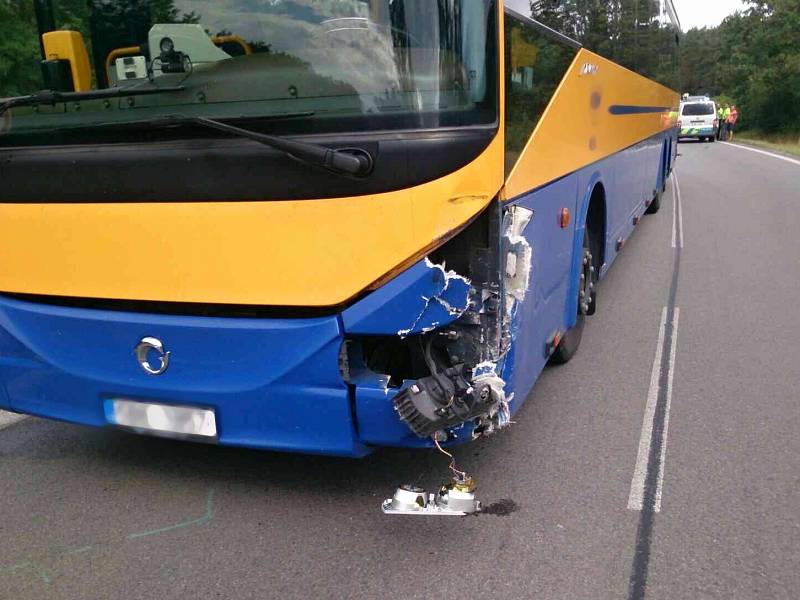 Nehoda autobusu a osobního auta u křižovatky na Dubňany zkomplikovala dopravu.