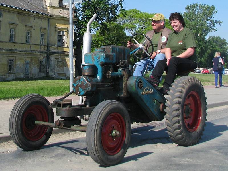 Na Baťův kanál se vrátily traktory konstruktéra Svobody. Projely Veselím nad Moravou. Obdivovaly je stovky návštěvníků výstavy. 