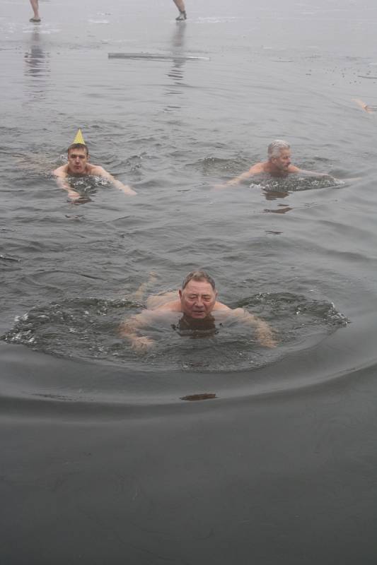 V Lužicích se plavci loučili se sezonou 2016. Ve vodě s teplotou nula stupňů Celsia si zaplavalo celkem sedmatřicet otužilců.