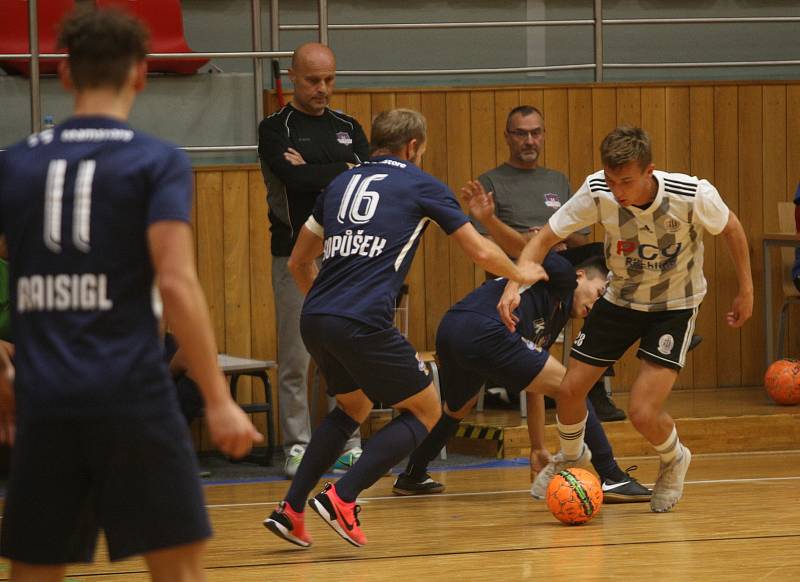 Hodonínští futsalisté (tmavě modré dresy) v osmifinále poháru zdolali prvoligové České Budějovice 8:3 a postoupili mezi nejlepších osm týmů.