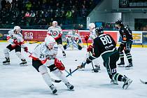 Hokejisté Hodonína (černé dresy) se chystají na druholigovou sezonu, ve které si zahrají i proti Vyškovu.