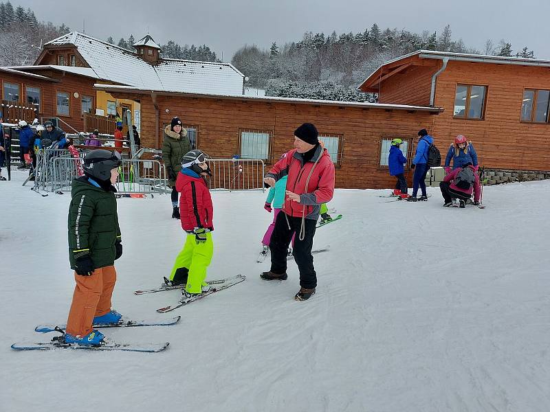 Takto si děti užívaly na lyžařském kurzu v Olešnici.