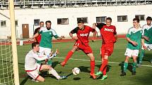 Fotbalisté Hodonína (v červených dresech) porazili v posledním zápase letošní sezony Ždírec nad Doubravou 3:1 a v divizi D skončili druzí.