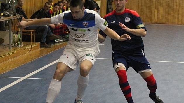 Futsalisté Hodonína (v modrých dresech) podlehli v televizní dohrávce 19. kola Chance ligy brněnskému Helasu 2:5. Hosté v derby vstřelili tři góly při power play soupeře do prázdné branky.