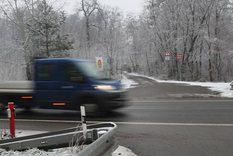 Část silnice I/55 u Hodonína, kterou má ještě letos překlenout lávka pro pěší a cyklisty.