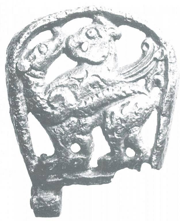 Pozlacené bronzové kování opasku s motivem souboje gryfa a hada z Mikulčic.