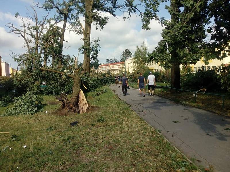 Ničivé tornádo postihlo Břeclavsko a Hodonínsko. Výrazné škody napáchalo i v samotném Hodoníně.