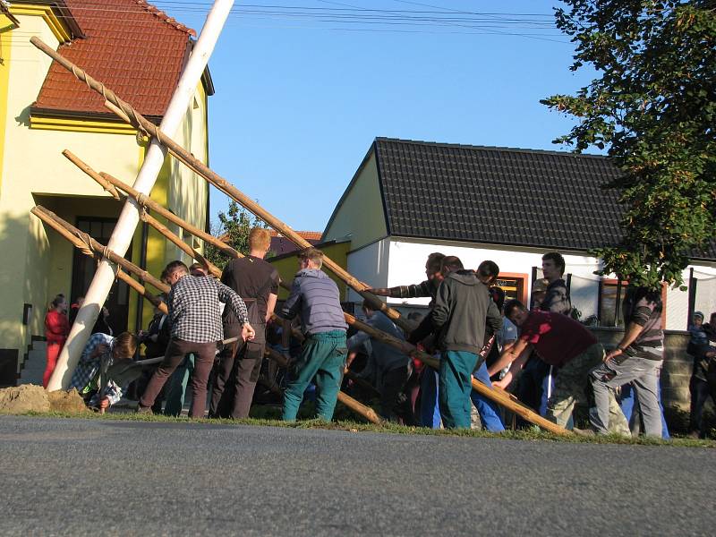 Zdobení a stavění máje před domem stárky ve Vacenovicích.