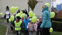 Z téměř dvou tisíc nafukovacích balonků vytvořili žáci a studenti kyjovských škol za pomoci veřejnosti živý vlčí mák, kterým uctili válečné vetrány.