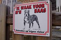 Cedule v holandštině upozorňuje na přítomnost hlídacího psa