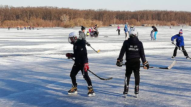 Písečný rybník u Hodonína je oblíbeným místem hokejistů ze širokého okolí.