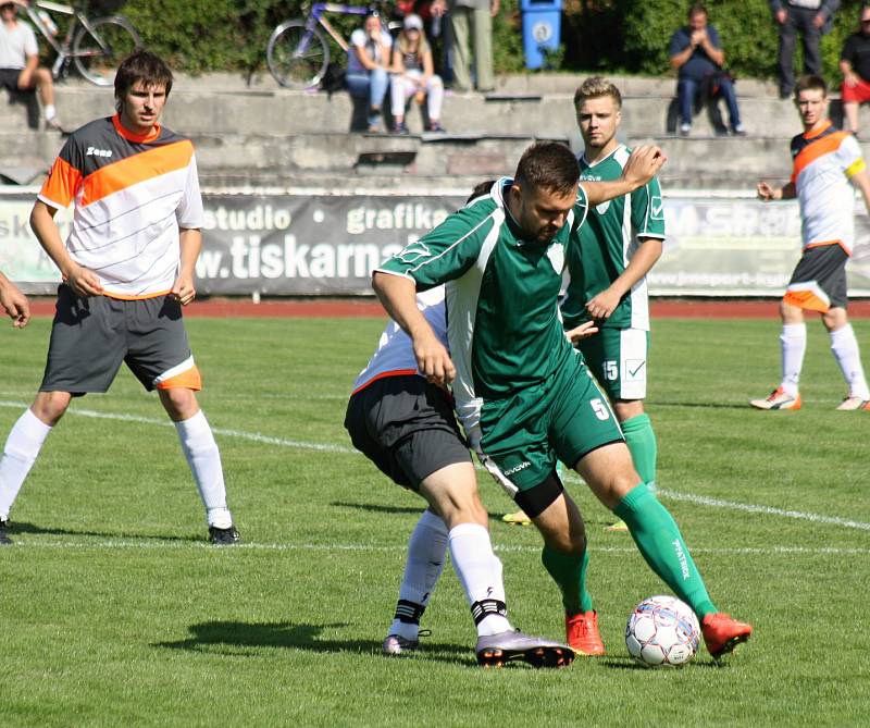 Fotbalisté Kyjova (v bílých dresech) proti Dubňanům