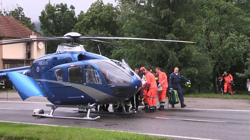 Záchrana vodáků z převrhnutého člunu ve Velké nad Veličkou.