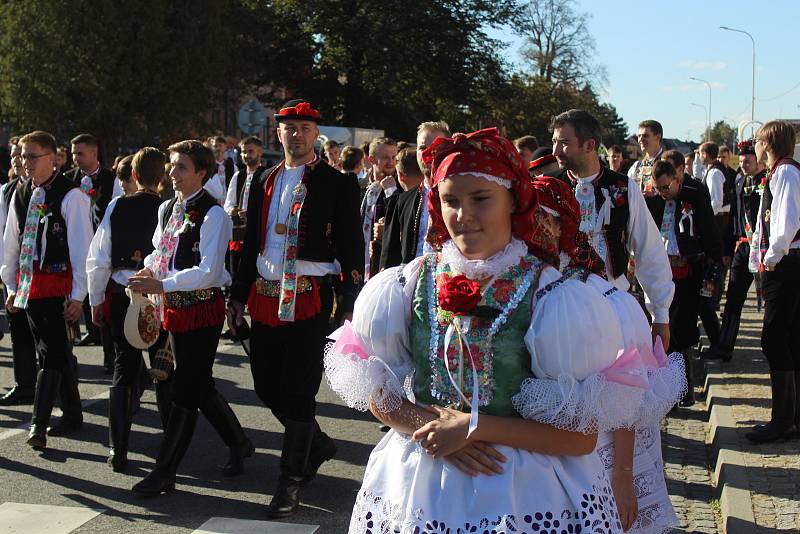 Vracovské hody. Sobotní krojovaný průvod a povolení hodů.