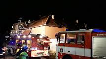 Požár střechy rodinného domu ohrožoval obyvatele Veselí nad Moravou.
