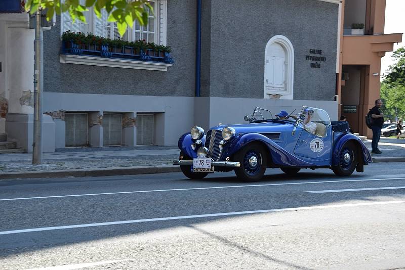 Závod 1000 mil československých odstartoval ve čtvrtek 12.8. v Praze.  Historické automobily projely i Hodonínem.