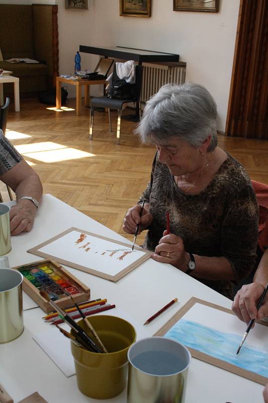 Penzisté se sešli v Galerii výtvarného umění v Hodoníně a vyzkoušeli si malbu akvarelem.