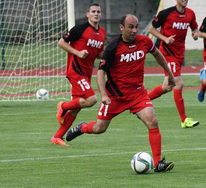 Fotbalisté Hodonína (v červených dresech) porazili v posledním zápase letošní sezony Ždírec nad Doubravou 3:1 a v divizi D skončili druzí.