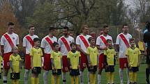 Fotbalisté Hroznové Lhoty (bíločervené dresy) v televizním zápase porazili Vnorovy 5:1. Zápas sledovalo 1500 diváků.