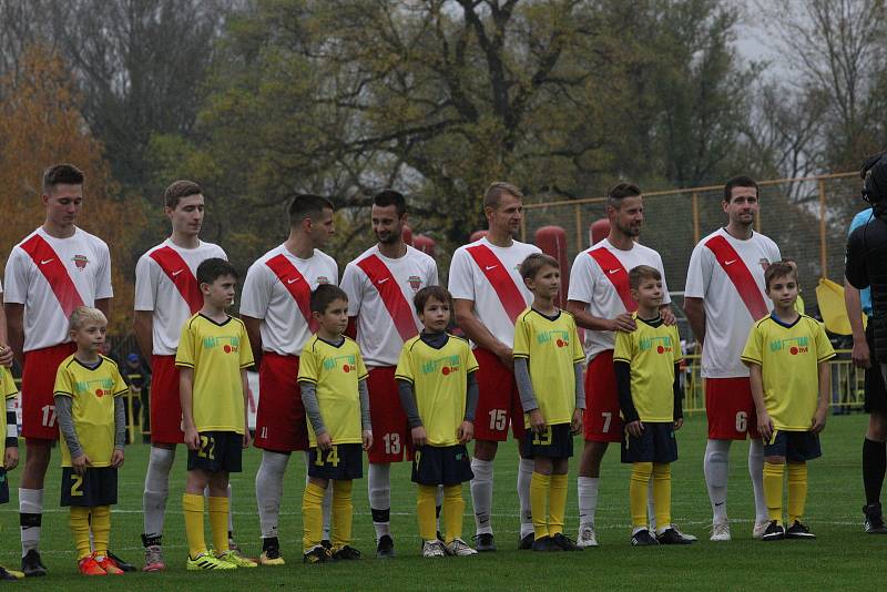 Fotbalisté Hroznové Lhoty (bíločervené dresy) v televizním zápase porazili Vnorovy 5:1. Zápas sledovalo 1500 diváků.