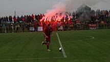 Fotbalisté Hroznové Lhoty (bíločervené dresy) v televizním zápase porazili Vnorovy 5:1. Zápas sledovalo 1500 diváků.