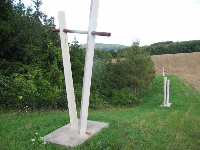 Křížová cesta v polích na rozhraní katastrů Bukovan a Bohuslavice.