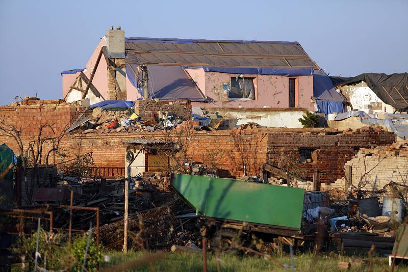 Následky tornáda a úklid v pondělí 28.6. v obcích Hrušky, Moravská nová ves a Mikulčice