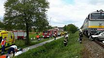 Záchranáři, hasiči i policisté vyrazili v úterý krátce před jedenáctou hodinou k železničnímu přejezdu nedaleko vracovské základní školy. Po srážce vlaku s osobním autem tam zahynul člověk.