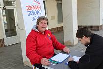 Rudolf Bauer při petiční akci na podporu kandidatury Miloše Zemana v Hodoníně na Národní třídě.