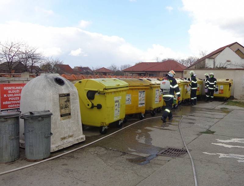 Blatničtí hasiči dezinfikovali zastávky i kontejnery