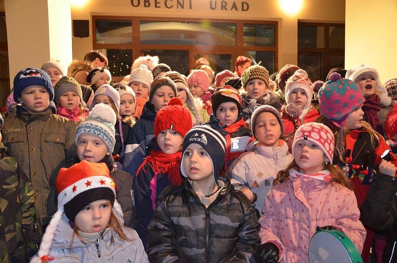 Ratíškovice - Na celorepublikové akci Deníku Česko zpívá koledy, se sešlo před obecním úřadem v Ratíškovicích kolem stovky místních.