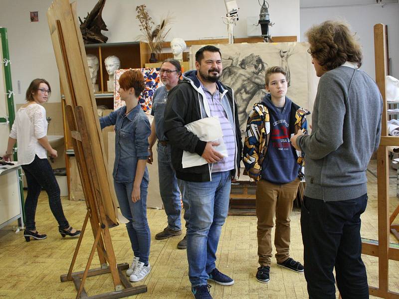 Zájemci o studium si mohli prohlédnout útroby odloučeného pracoviště hodonínské průmyslovky, kde jsou umělecké ateliéry.