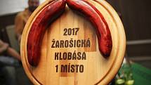 Návštěvníci čtrnáctého ročníku Koštu klobásků v Žarošicích vybírali z více než padesáti vzorků této tradiční uzeniny. Vítězem domácí kategorie se stal majitel hostitelské hospody Radek Vašina.