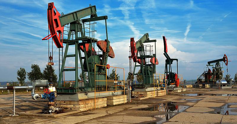 Těžba ropy u Dambořic.