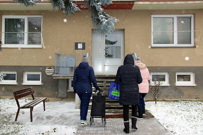 Respirátory a roušky roznesli ve čtvrtek 11. února zaměstnanci Městského úřadu Kyjov do schránek domů a bytů obyvatel města.