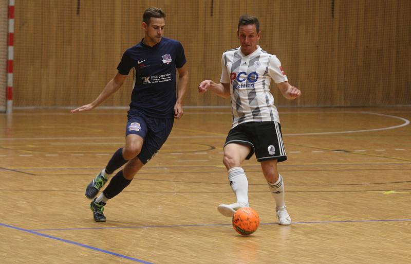 Hodonínští futsalisté (tmavě modré dresy) v osmifinále poháru zdolali prvoligové České Budějovice 8:3 a postoupili mezi nejlepších osm týmů.