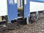 Srážka osobního auta a vlaku na trati mezi Moravským Pískem a Bzencem. Osobní auto nejprve narazilo do osobního vlaku.