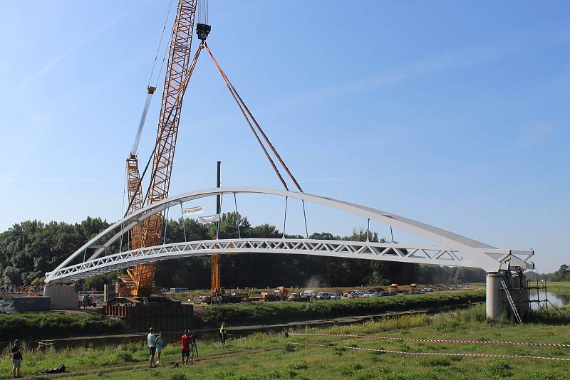 Usazování nové lávky přes řeku Moravu spojující Slovanské hradiště v Mikulčicích a slovenské Kopčany.