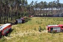 Oheň u Rohatce zničil skoro jeden a půl hektaru lesa.