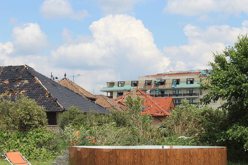 Klienti a zaměstnanci S-centra v Hodoníně zažili útok tornáda. Zařízení pak museli opustit.