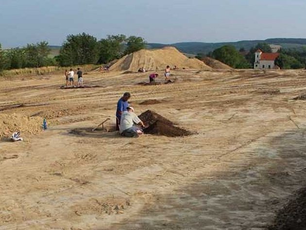 Nedaleko archlebovského hřbitova objevili archeologové kostry pravěkých lidí, kteří zde žili před čtyřmi tisíci let. Výbavu řady hrobů ochudili jejich vykradači, i tak badatelé objevili výjimečnou hrobovou jámu, v níž měl zemřelý u nohou nádobu s popelem.