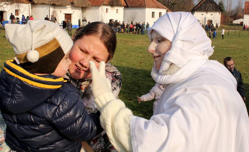 Jeden z tradičních pořadů strážnického skanzenu – Radujme se, veselme se. Návštěvníci zažili atmosféru adventu a vánočních svátků, jak je slavili předkové od svatého Mikuláše až po Tři krále.