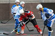 Hokejbalisté Kyjova (v bílých dresech) zdolali Staré Brno 5:4 po samostatných stříleních a přezimují v čele  Moravské ligy. Závěr posledního podzimního utkání zpestřila potyčka několika hráčů.