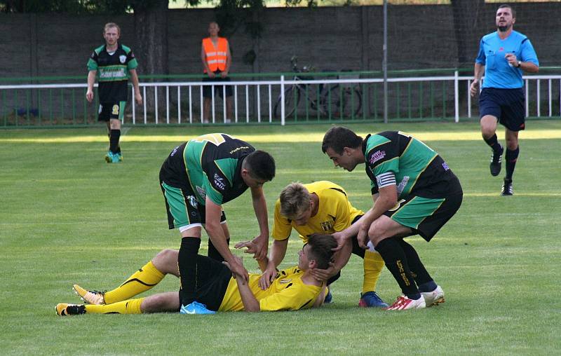 Fotbalisté Bzence (v černých dresech) oplatili Strání vyřazení z předkola MOL Cupu, když ve 4. kole divize D doma zvítězili se stejným soupeřem vysoko 6:0.