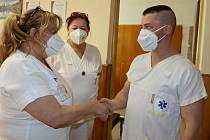V hodonínské nemocnici poděkovali za výpomoc vojákům ze 74. mechanizovaného praporu Bučovice plukovníka Bohuslava Malečka na covidových odděleních. Foto: Nemocnice TGM